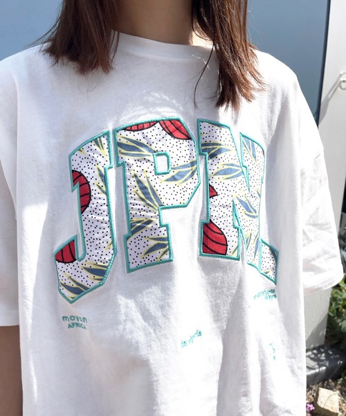 moyan ecri(モヤン エクリ)の「<moyan ecri>JPN パッチ刺繍ワンポイント オーバーサイズTシャツ【アフリカンファブリック】(Tシャツ/カットソー・レディース・ブラック×ピンク/ブラック×イエロー/ホワイト×レッド/ホワイト×ネイビー/ブラック×ブルー/ホワイト×エメラルドグリーン・FREE)」の4枚目の写真