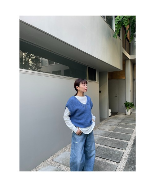 BLACK BY MOUSSY(ブラックバイマウジー)の「wide short knit vest(ワイドショートニットベスト)(ベスト・レディース・ブラック/ブルー/アイボリー・FREE)」の4枚目の写真