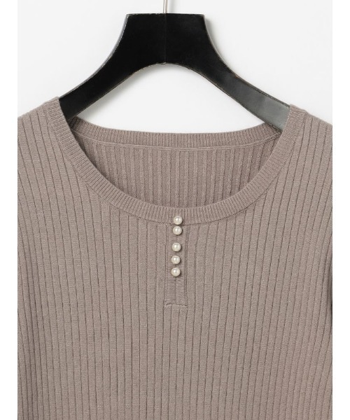 Perfect Suit FActory（パーフェクトスーツファクトリー）の「パールボタンつきリブニット（ニット/セーター・レディース・グリーン/ベージュ/ブルー・L/M/S）」の6枚目の写真