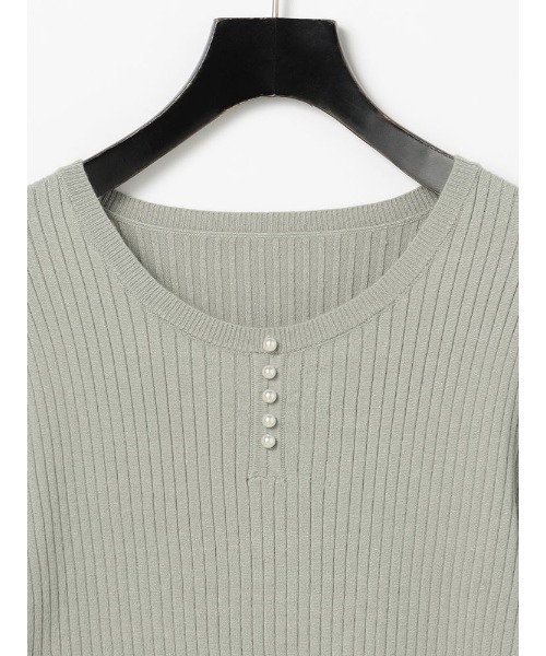 Perfect Suit FActory（パーフェクトスーツファクトリー）の「パールボタンつきリブニット（ニット/セーター・レディース・グリーン/ベージュ/ブルー・L/M/S）」の11枚目の写真