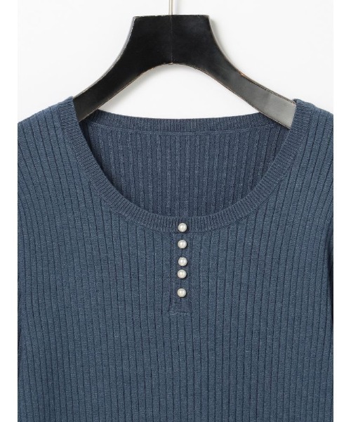 Perfect Suit FActory（パーフェクトスーツファクトリー）の「パールボタンつきリブニット（ニット/セーター・レディース・グリーン/ベージュ/ブルー・L/M/S）」の19枚目の写真