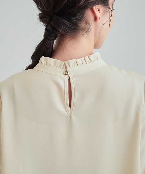 SHOO・LA・RUE(シューラルー)の「◆さりげないフリルが女性らしい!【S-3L】プチハイネック ブラウス(シャツ/ブラウス・レディース・ベージュ系その他6/ホワイト系5/ブラック系2・01/02/03/04/05)」の4枚目の写真