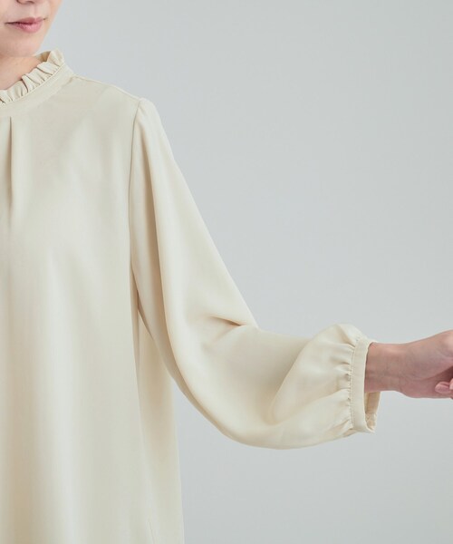 SHOO・LA・RUE(シューラルー)の「◆さりげないフリルが女性らしい!【S-3L】プチハイネック ブラウス(シャツ/ブラウス・レディース・ベージュ系その他6/ホワイト系5/ブラック系2・01/02/03/04/05)」の5枚目の写真