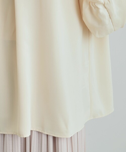 SHOO・LA・RUE(シューラルー)の「◆さりげないフリルが女性らしい!【S-3L】プチハイネック ブラウス(シャツ/ブラウス・レディース・ベージュ系その他6/ホワイト系5/ブラック系2・01/02/03/04/05)」の6枚目の写真