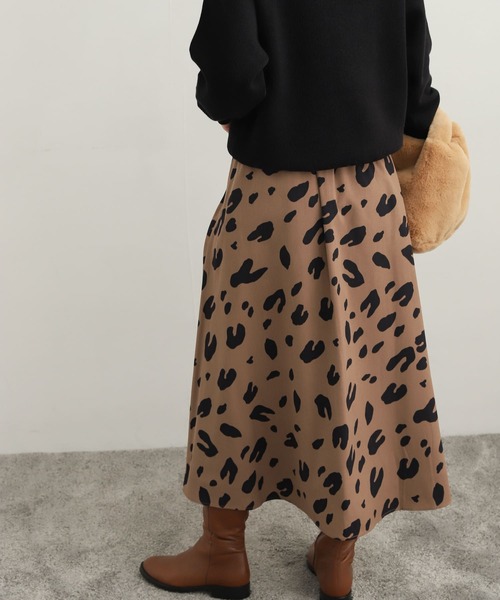 URBAN RESEARCH DOORS（アーバンリサーチドアーズ）の「BIGレオパードフレアスカート（スカート・レディース・キャメル/ネイビー・MEDIUM）」の4枚目の写真