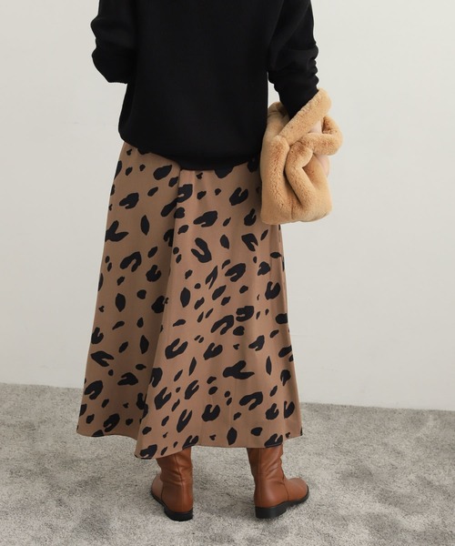 URBAN RESEARCH DOORS（アーバンリサーチドアーズ）の「BIGレオパードフレアスカート（スカート・レディース・キャメル/ネイビー・MEDIUM）」の5枚目の写真