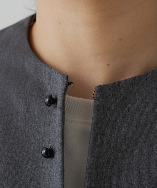 PUAL CE CIN（ピュアルセシン）の「【Du noir】飾りボタンノーカラー