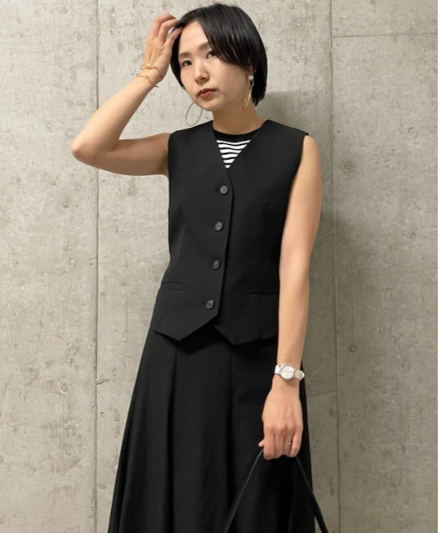 Mila Owen(ミラオーウェン)の「後ベルト付スコッチ釦ベスト(ベスト・レディース・ブラック/アイボリー/ベージュ・1/0)」の3枚目の写真
