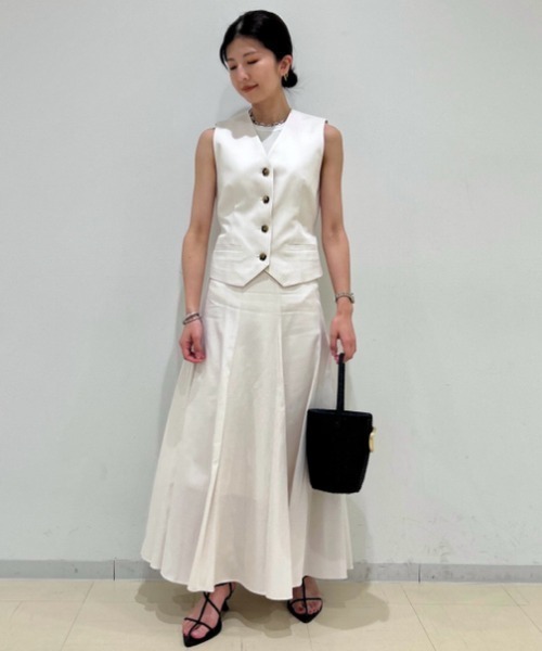 Mila Owen(ミラオーウェン)の「後ベルト付スコッチ釦ベスト(ベスト・レディース・ブラック/アイボリー/ベージュ・1/0)」の20枚目の写真