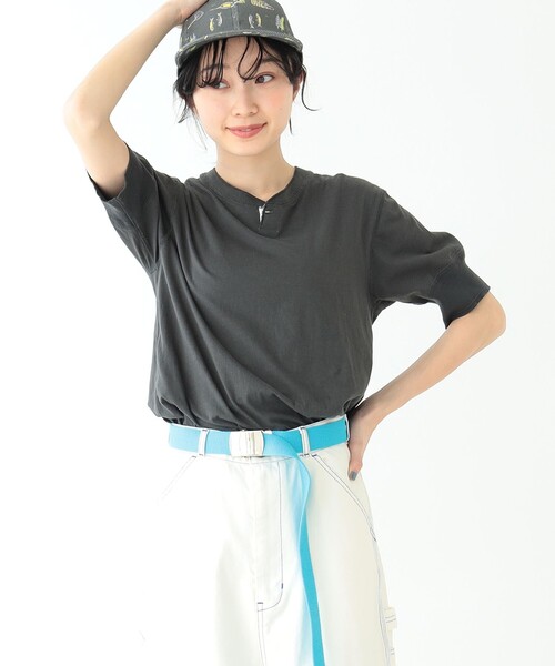 BEAMS BOY(ビームスボーイ)の「BEAMS BOY / バックディテール 1B ヘンリーネック Tシャツ(Tシャツ/カットソー・レディース・チャコールグレー/クリーム/ナチュラル/レッド系その他2/ミント/ブルー系その他・ONE SIZE)」の2枚目の写真
