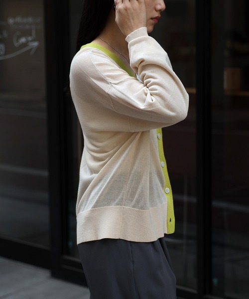 COMMRE（コムル）の「シアーVネックニットカーディガン（カーディガン/ボレロ・レディース・ベージュ/ライム/オレンジ/チャコールグレー・FREE）」の12枚目の写真