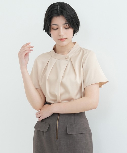 TRUDEA(トルディア)の「アシメネック半袖ブラウス(シャツ/ブラウス・レディース・ベージュ/ホワイト/カーキ/スモークピンク/オレンジ/グリーン/ブラウン・MEDIUM)」の3枚目の写真