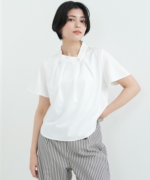 TRUDEA(トルディア)の「アシメネック半袖ブラウス(シャツ/ブラウス・レディース・ベージュ/ホワイト/カーキ/スモークピンク/オレンジ/グリーン/ブラウン・MEDIUM)」の2枚目の写真