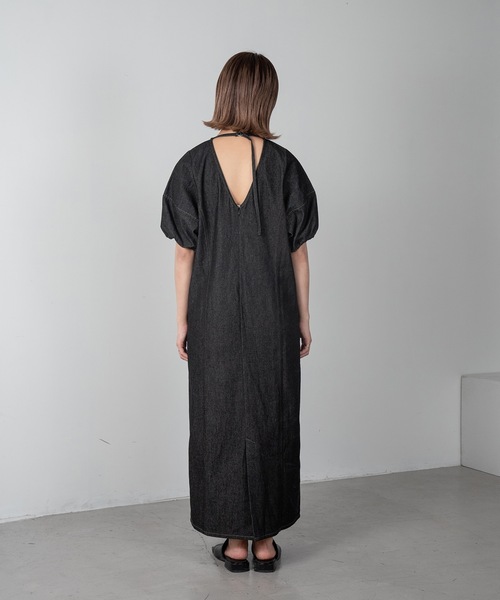 Amiur(エミレ)の「back open denim ops / バックオープンデニムワンピース(ワンピース・レディース・ネイビー/ブラック・S/M)」の4枚目の写真
