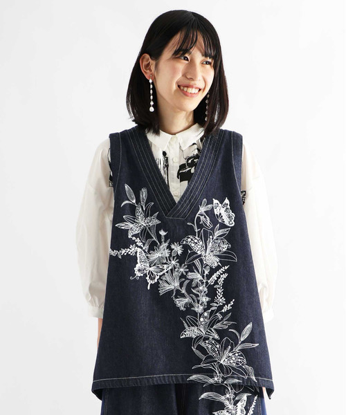 ScoLar(スカラー)の「532065:花蝶刺繍 8OZデニムベスト(その他トップス・レディース・ネイビー/ブラック・M)」の1枚目の写真