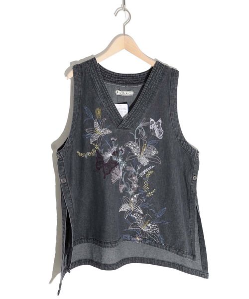 ScoLar(スカラー)の「532065:花蝶刺繍 8OZデニムベスト(その他トップス・レディース・ネイビー/ブラック・M)」の8枚目の写真
