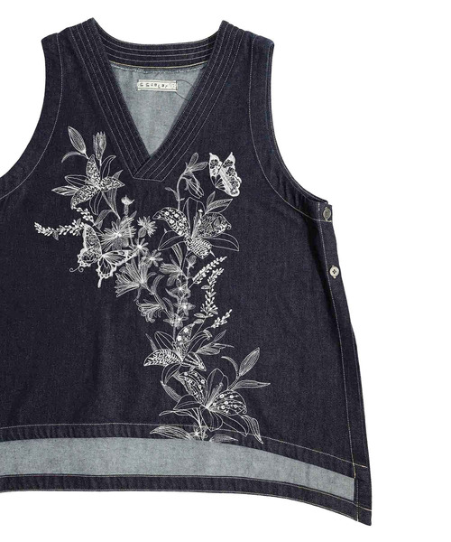 ScoLar(スカラー)の「532065:花蝶刺繍 8OZデニムベスト(その他トップス・レディース・ネイビー/ブラック・M)」の16枚目の写真