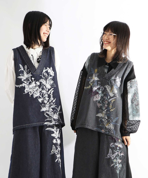 ScoLar(スカラー)の「532065:花蝶刺繍 8OZデニムベスト(その他トップス・レディース・ネイビー/ブラック・M)」の3枚目の写真
