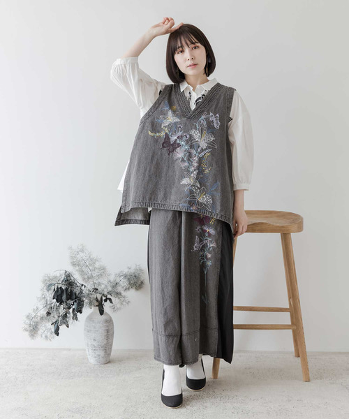 ScoLar(スカラー)の「532065:花蝶刺繍 8OZデニムベスト(その他トップス・レディース・ネイビー/ブラック・M)」の19枚目の写真