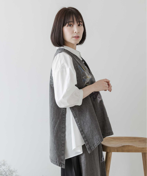 ScoLar(スカラー)の「532065:花蝶刺繍 8OZデニムベスト(その他トップス・レディース・ネイビー/ブラック・M)」の20枚目の写真