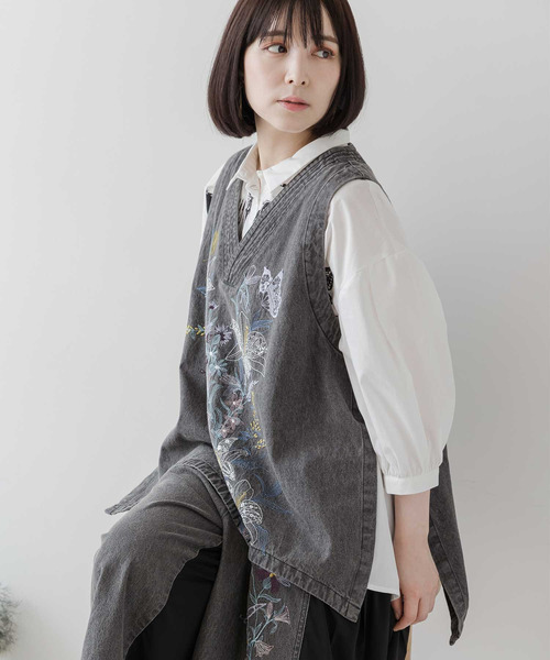 ScoLar(スカラー)の「532065:花蝶刺繍 8OZデニムベスト(その他トップス・レディース・ネイビー/ブラック・M)」の21枚目の写真