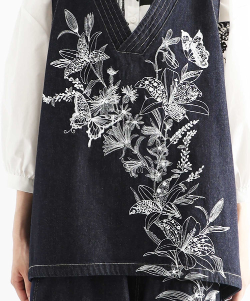 ScoLar(スカラー)の「532065:花蝶刺繍 8OZデニムベスト(その他トップス・レディース・ネイビー/ブラック・M)」の5枚目の写真