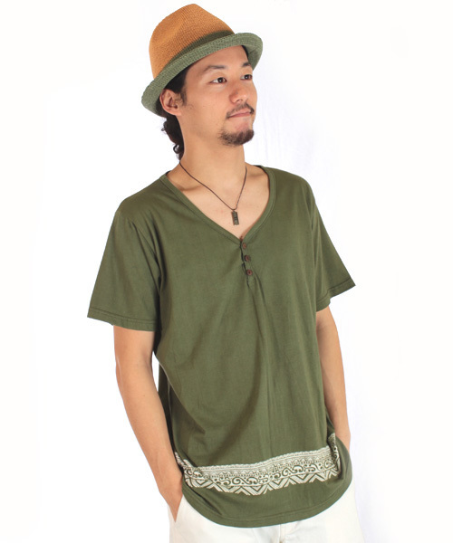 チャイハネ（チャイハネ）の「【チャイハネ】トライバル柄MEN'S VネックTシャツ（Tシャツ/カットソー・メンズ・ホワイト/オレンジ/イエロー/ブラック/カーキ/ネイビー/ブラウン・FREE）」の4枚目の写真