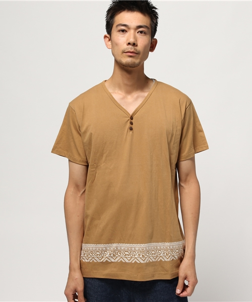 チャイハネ（チャイハネ）の「【チャイハネ】トライバル柄MEN'S VネックTシャツ（Tシャツ/カットソー・メンズ・ホワイト/オレンジ/イエロー/ブラック/カーキ/ネイビー/ブラウン・FREE）」の3枚目の写真