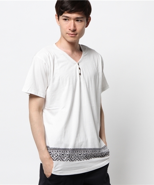 チャイハネ（チャイハネ）の「【チャイハネ】トライバル柄MEN'S VネックTシャツ（Tシャツ/カットソー・メンズ・ホワイト/オレンジ/イエロー/ブラック/カーキ/ネイビー/ブラウン・FREE）」の2枚目の写真