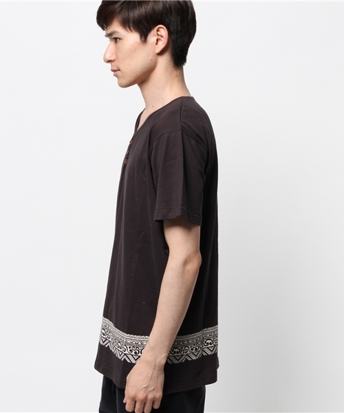 チャイハネ（チャイハネ）の「【チャイハネ】トライバル柄MEN'S VネックTシャツ（Tシャツ/カットソー・メンズ・ホワイト/オレンジ/イエロー/ブラック/カーキ/ネイビー/ブラウン・FREE）」の9枚目の写真