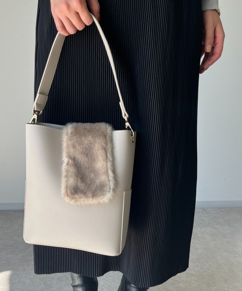 un dix cors（アンディコール）の「マグネットファーバッグ（ハンドバッグ・レディース・アイボリー/ブラック・FREE）」の2枚目の写真