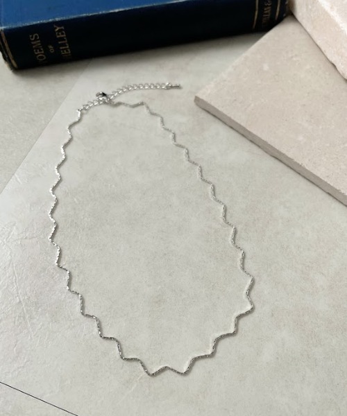 Three Four Time(スリーフォータイム)の「ウェーブチェーンショートネックレス(ネックレス・レディース・ゴールド/シルバー・FREE)」の3枚目の写真