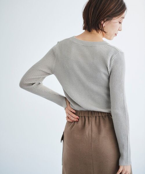 le.coeur blanc（ルクールブラン）の「ラメリブニットプルオーバー（ニット/セーター・レディース・グレイッシュベージュ/オフホワイト/ブラック・38）」の4枚目の写真