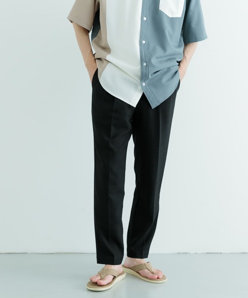 ITEMS URBANRESEARCH（アイテムズ アーバンリサーチ）の「『速乾/イージーケア』スムースツイルセンタープレスタックパンツ（スラックス・メンズ・ブラック/グレー系その他/チャコールグレー・MEDIUM/LARGE）」の4枚目の写真