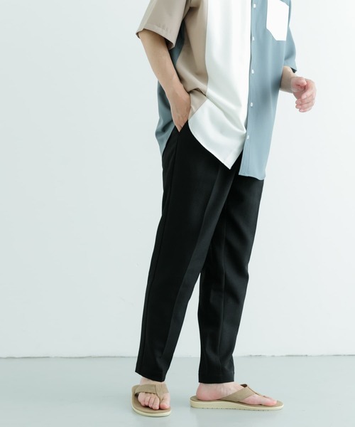 ITEMS URBANRESEARCH（アイテムズ アーバンリサーチ）の「『速乾/イージーケア』スムースツイルセンタープレスタックパンツ（スラックス・メンズ・ブラック/グレー系その他/チャコールグレー・MEDIUM/LARGE）」の5枚目の写真