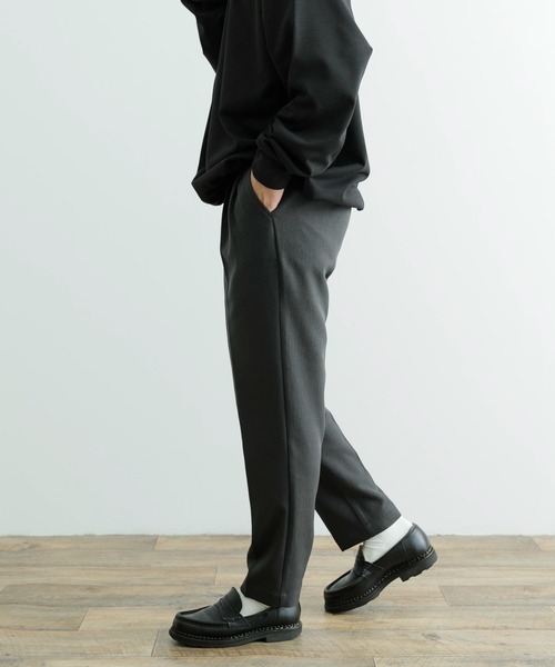 ITEMS URBANRESEARCH（アイテムズ アーバンリサーチ）の「『速乾/イージーケア』スムースツイルセンタープレスタックパンツ（スラックス・メンズ・ブラック/グレー系その他/チャコールグレー・MEDIUM/LARGE）」の11枚目の写真