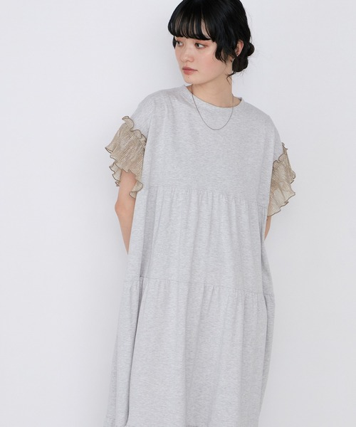 forksy.(フォルクシー)の「【forksy.】ラメフリルスリーブ配色バックプリントワンピース(ワンピース・レディース・アイボリー/ネイビー/スミクロ/オートミール/ブラック/ブラウン/グレー系・FREE)」の4枚目の写真