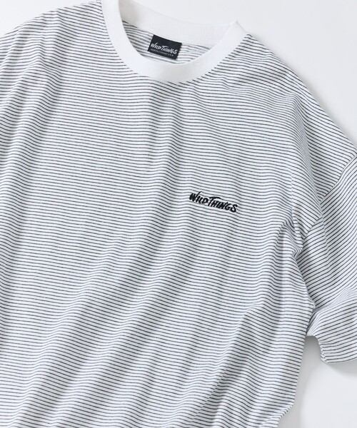 FREAK'S STORE（フリークスストア）の「限定展開 WILD THINGS×FREAK'S STORE/ワイルドシングス 別注 ビッグシルエット ワンポイント ロゴ刺繍 マイクロボーダーTシャツ（Tシャツ/カットソー・メンズ・ホワイト/ブラック/オリーブ/ネイビー・SMALL/MEDIUM/LARGE）」の20枚目の写真