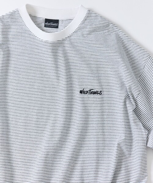 FREAK'S STORE（フリークスストア）の「限定展開 WILD THINGS×FREAK'S STORE/ワイルドシングス 別注 ビッグシルエット ワンポイント ロゴ刺繍 マイクロボーダーTシャツ（Tシャツ/カットソー・メンズ・ホワイト/ブラック/オリーブ/ネイビー・SMALL/MEDIUM/LARGE）」の19枚目の写真