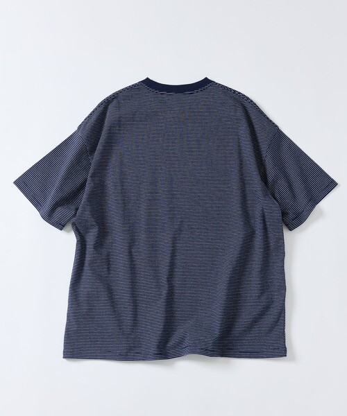 FREAK'S STORE（フリークスストア）の「限定展開 WILD THINGS×FREAK'S STORE/ワイルドシングス 別注 ビッグシルエット ワンポイント ロゴ刺繍 マイクロボーダーTシャツ（Tシャツ/カットソー・メンズ・ホワイト/ブラック/オリーブ/ネイビー・SMALL/MEDIUM/LARGE）」の5枚目の写真