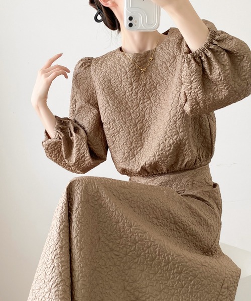 ECLIN(エクラン)の「ふくれジャガードショートブラウス&ハイウエストロングスカートセットアップ(セットアップ・レディース・ホワイト/ブラック/モカ・M/L)」の4枚目の写真