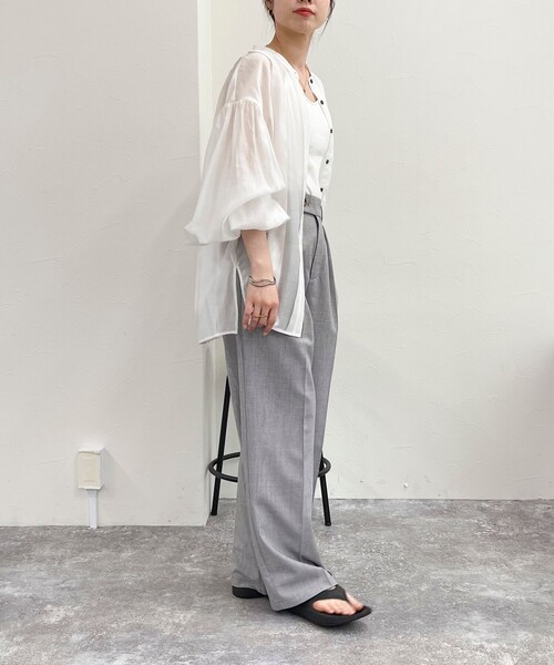 fredy emue（フレディエミュ）の「シアーデザインタックシャツ（シャツ/ブラウス・レディース・オフホワイト/サックスブルー/ネイビー/ベージュ・38）」の8枚目の写真