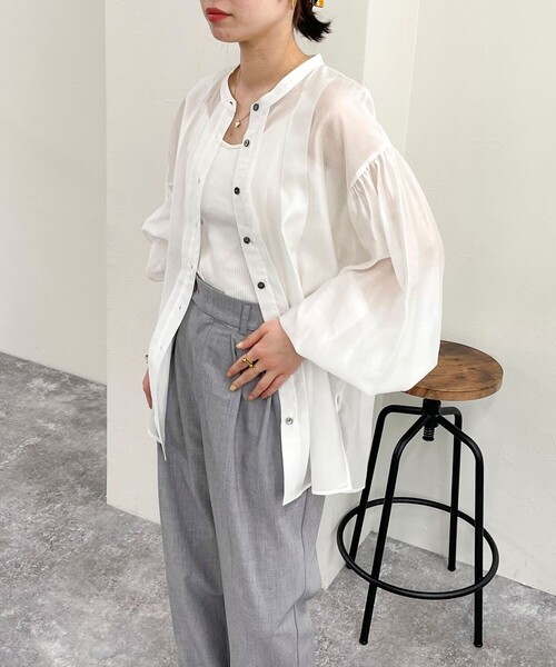 fredy emue（フレディエミュ）の「シアーデザインタックシャツ（シャツ/ブラウス・レディース・オフホワイト/サックスブルー/ネイビー/ベージュ・38）」の13枚目の写真