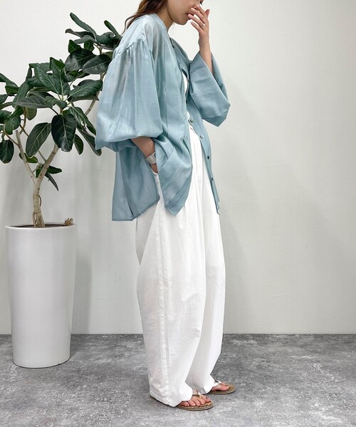 fredy emue（フレディエミュ）の「シアーデザインタックシャツ（シャツ/ブラウス・レディース・オフホワイト/サックスブルー/ネイビー/ベージュ・38）」の17枚目の写真