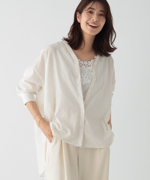 Elura（エルーラ）の「アイロンいらずセミシアVネックシャツ/113352（シャツ/ブラウス・レディース・オフホワイト/ブルー系その他5/ダークブラウン・LARGE/MEDIUM）」の2枚目の写真