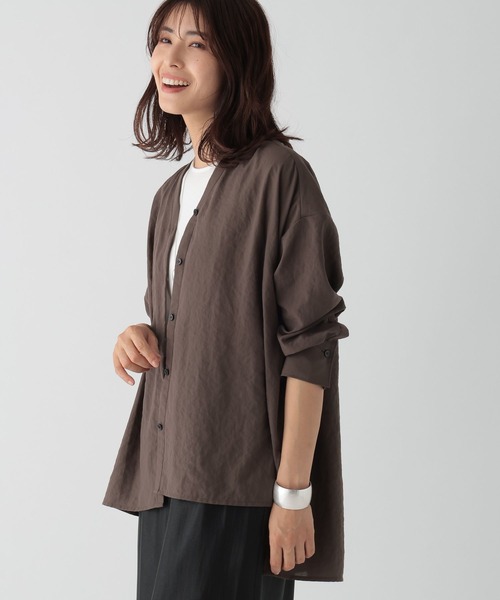 Elura（エルーラ）の「アイロンいらずセミシアVネックシャツ/113352（シャツ/ブラウス・レディース・オフホワイト/ブルー系その他5/ダークブラウン・LARGE/MEDIUM）」の4枚目の写真