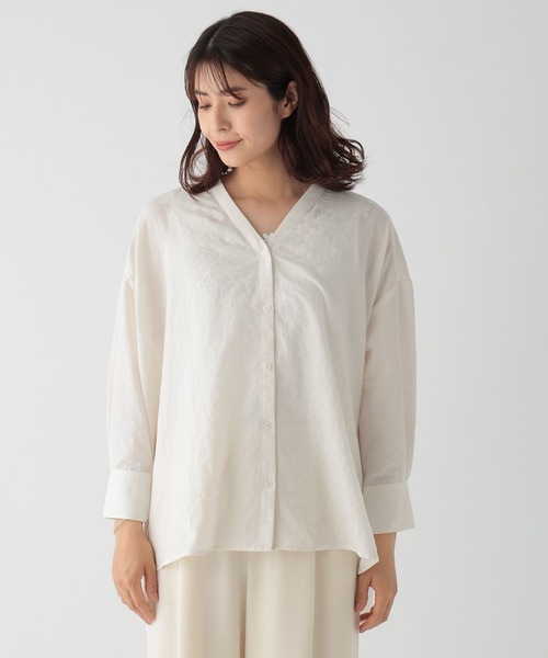 Elura（エルーラ）の「アイロンいらずセミシアVネックシャツ/113352（シャツ/ブラウス・レディース・オフホワイト/ブルー系その他5/ダークブラウン・LARGE/MEDIUM）」の11枚目の写真