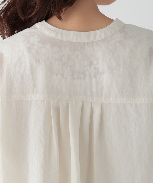 Elura（エルーラ）の「アイロンいらずセミシアVネックシャツ/113352（シャツ/ブラウス・レディース・オフホワイト/ブルー系その他5/ダークブラウン・LARGE/MEDIUM）」の17枚目の写真