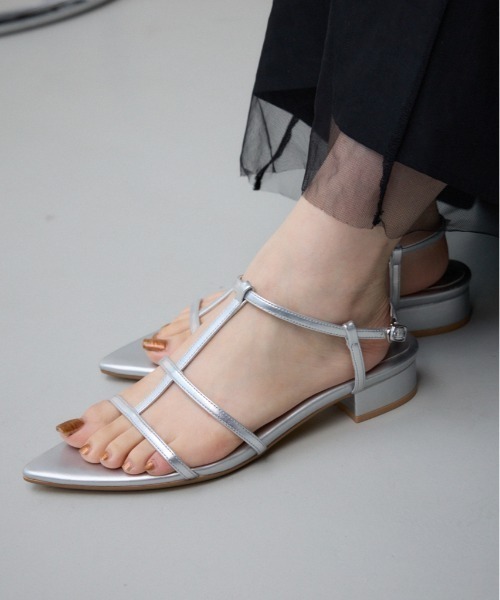 AZUL by moussy（アズールバイマウジー）の「Tストラップローヒールサンダル（サンダル・レディース・シルバー/ブラック・SMALL/MEDIUM/LARGE/LL）」の2枚目の写真