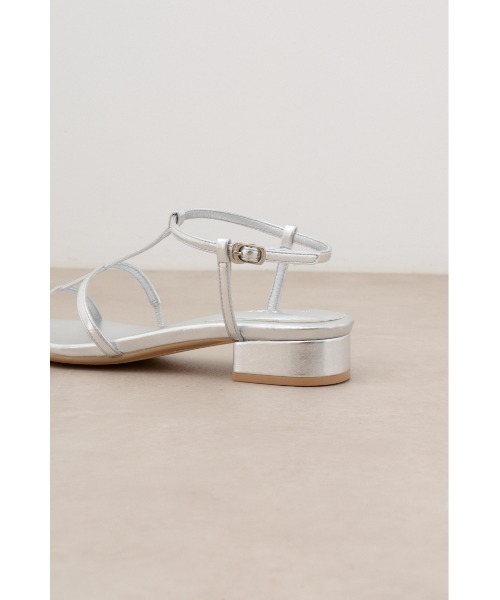 AZUL by moussy（アズールバイマウジー）の「Tストラップローヒールサンダル（サンダル・レディース・シルバー/ブラック・SMALL/MEDIUM/LARGE/LL）」の7枚目の写真